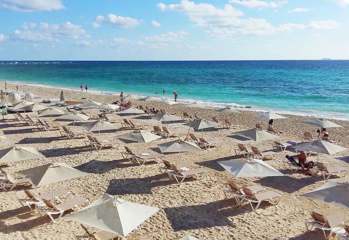 Public and private beaches in Playa del Carmen