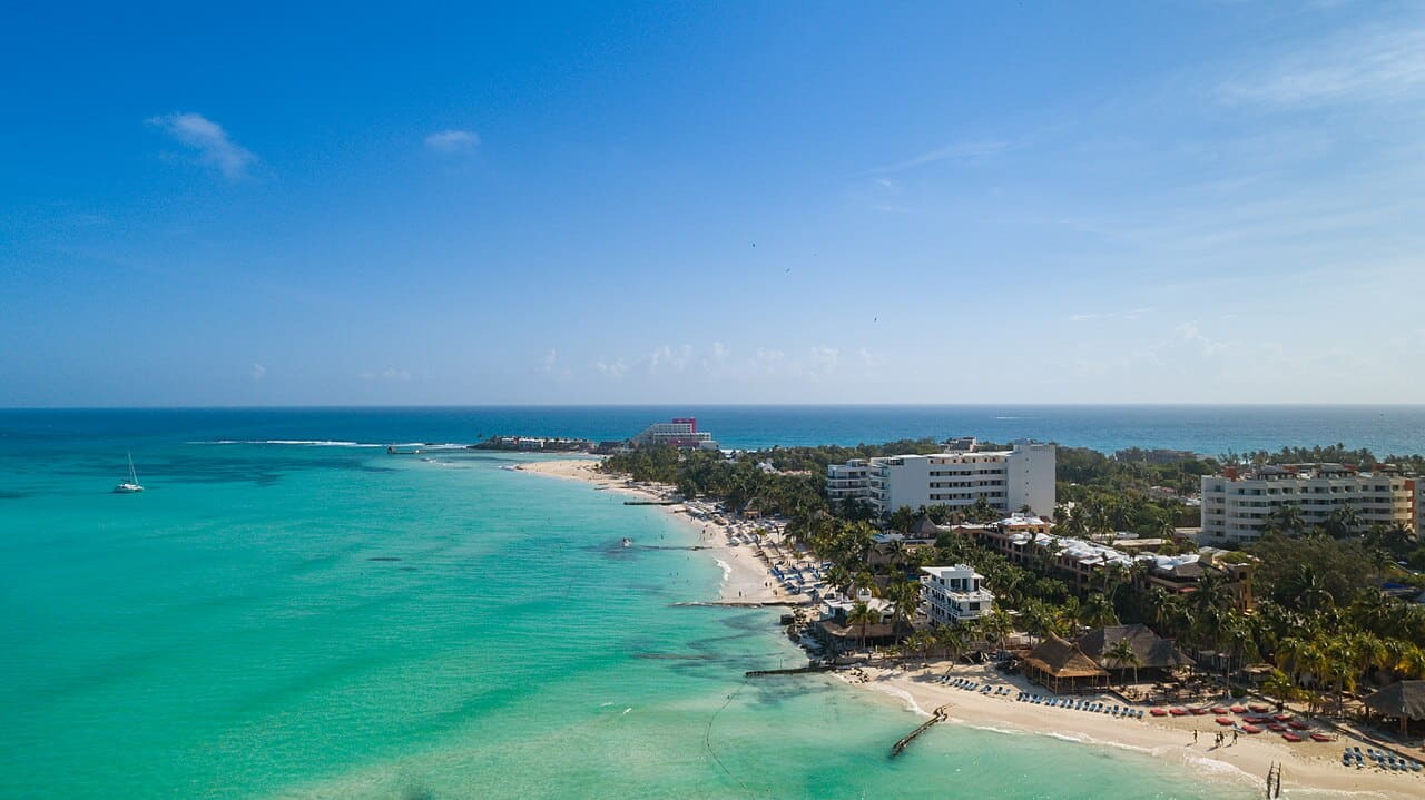 Public and private beaches in Isla Mujeres