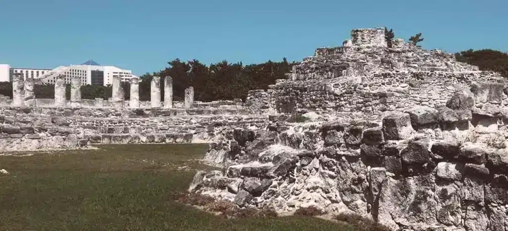 What is around the El Rey ruins in Cancun