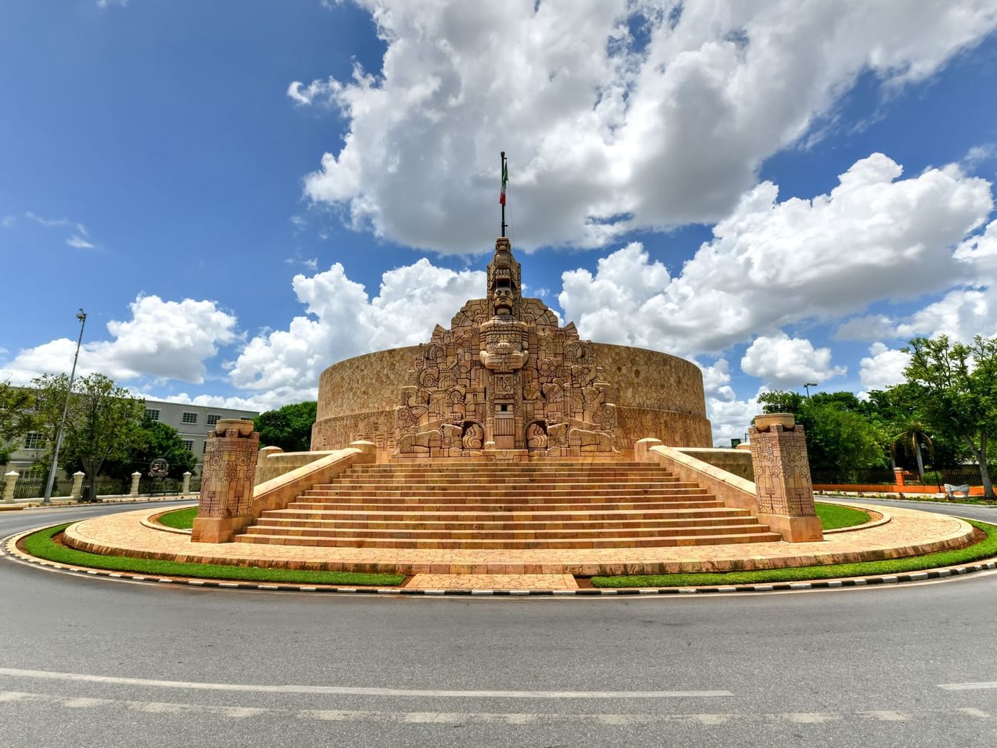 What is around the Monument to the Fatherland in Merida